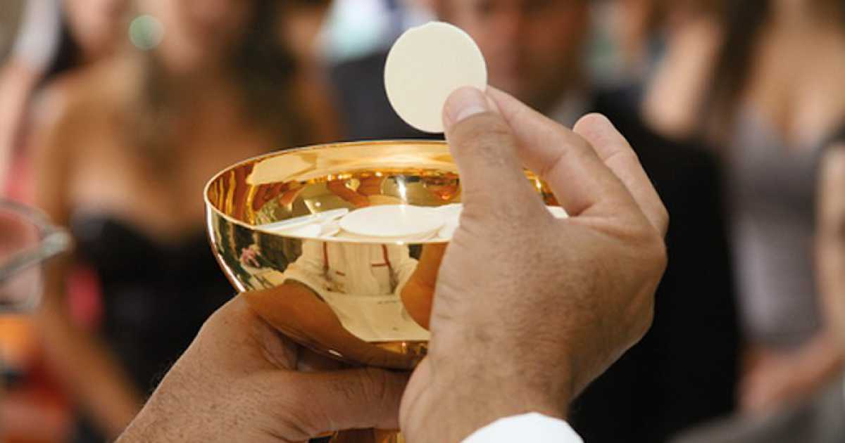 Bari, non � sposata in chiesa: prete le nega la comunione. �Allontanata davanti a tutti�